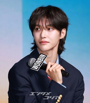 【フォト】胸がキュンとなるRIIZEウォンビンの眼差し