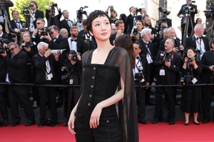 【フォト】キム・ゴウン、ショートヘア＆黒ドレス姿でカンヌを魅了…みずみずしい優雅さ