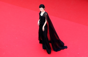 【フォト】キム・ゴウン、ショートヘア＆黒ドレス姿でカンヌを魅了…みずみずしい優雅さ