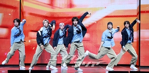 【フォト】RIIZE、ミュージカルのようなステージ