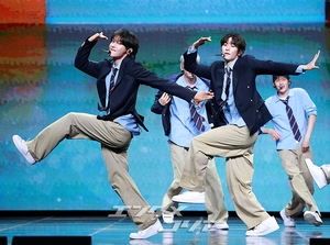 【フォト】RIIZE、ミュージカルのようなステージ