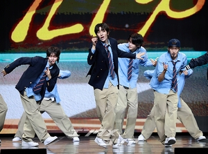 【フォト】RIIZE、ミュージカルのようなステージ