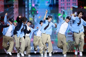 【フォト】RIIZE、ミュージカルのようなステージ