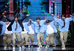 【フォト】RIIZE、ミュージカルのようなステージ