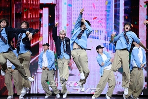 【フォト】RIIZE、ミュージカルのようなステージ