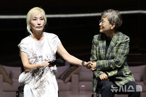 【フォト】韓国国立劇団の舞台『ヘッダ・ガーブレル』主演イ・ヘヨン×演出パク・ジョンヒ