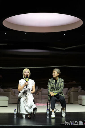 【フォト】韓国国立劇団の舞台『ヘッダ・ガーブレル』主演イ・ヘヨン×演出パク・ジョンヒ