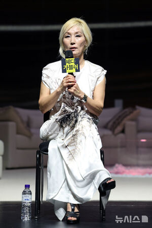 【フォト】韓国国立劇団の舞台『ヘッダ・ガーブレル』主演イ・ヘヨン×演出パク・ジョンヒ