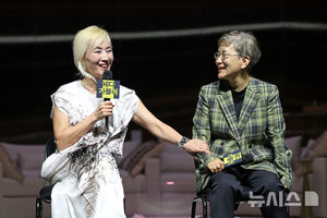 【フォト】韓国国立劇団の舞台『ヘッダ・ガーブレル』主演イ・ヘヨン×演出パク・ジョンヒ