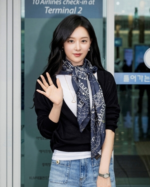 【フォト】キム・ジウォン、BVLGARIのイベントに出席するためシチリへ…高級感あるフライトコーデ