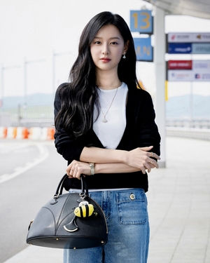 【フォト】キム・ジウォン、BVLGARIのイベントに出席するためシチリへ…高級感あるフライトコーデ