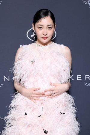 【フォト】清純さを抜け出し魅惑的な美しさのキム・ミンハ…カンヌ映画祭でまばゆいビジュアル披露