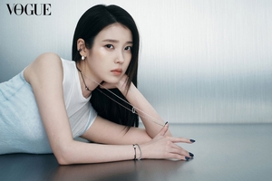 【フォト】アーバンなムードのIU　ジュエリー超える存在感