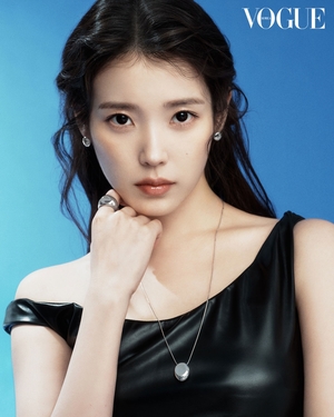 【フォト】アーバンなムードのIU　ジュエリー超える存在感