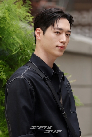 【フォト】彫刻ビジュアル誇るソ・ガンジュン、甘いポーズに視線集中