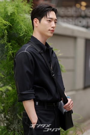 【フォト】彫刻ビジュアル誇るソ・ガンジュン、甘いポーズに視線集中