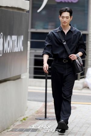 【フォト】彫刻ビジュアル誇るソ・ガンジュン、甘いポーズに視線集中