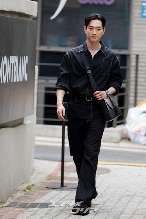 【フォト】彫刻ビジュアル誇るソ・ガンジュン、甘いポーズに視線集中