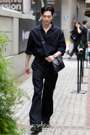 【フォト】彫刻ビジュアル誇るソ・ガンジュン、甘いポーズに視線集中