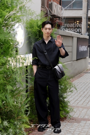 【フォト】彫刻ビジュアル誇るソ・ガンジュン、甘いポーズに視線集中