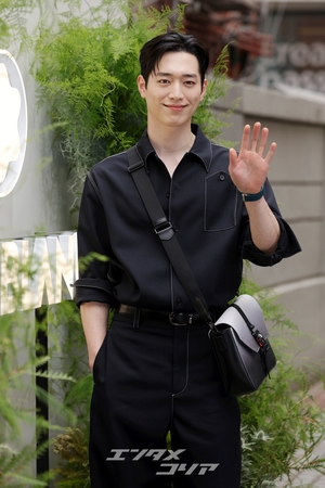 【フォト】彫刻ビジュアル誇るソ・ガンジュン、甘いポーズに視線集中