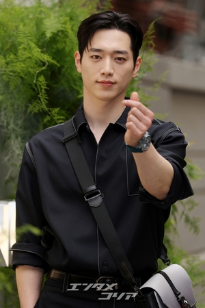 【フォト】彫刻ビジュアル誇るソ・ガンジュン、甘いポーズに視線集中