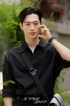 【フォト】彫刻ビジュアル誇るソ・ガンジュン、甘いポーズに視線集中