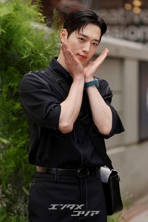 【フォト】彫刻ビジュアル誇るソ・ガンジュン、甘いポーズに視線集中