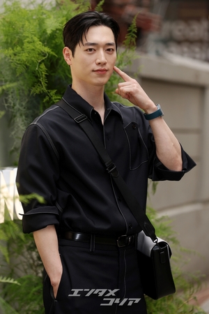 【フォト】彫刻ビジュアル誇るソ・ガンジュン、甘いポーズに視線集中