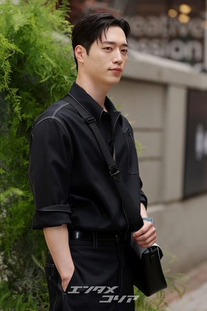 【フォト】彫刻ビジュアル誇るソ・ガンジュン、甘いポーズに視線集中