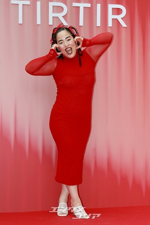 【フォト】ゆりやんレトリィバァ「迫力満点のポーズ」