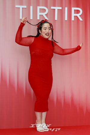 【フォト】ゆりやんレトリィバァ「迫力満点のポーズ」