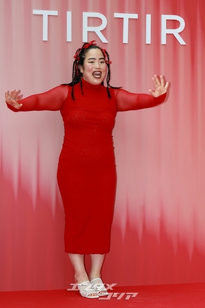 【フォト】ゆりやんレトリィバァ「迫力満点のポーズ」