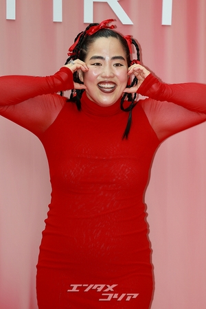 【フォト】ゆりやんレトリィバァ「迫力満点のポーズ」