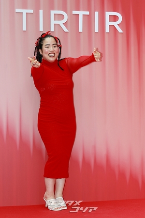 【フォト】ゆりやんレトリィバァ「迫力満点のポーズ」