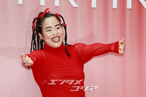 【フォト】ゆりやんレトリィバァ「迫力満点のポーズ」