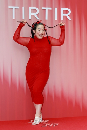 【フォト】ゆりやんレトリィバァ「迫力満点のポーズ」