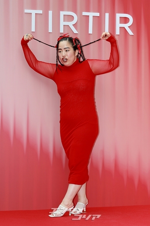 【フォト】ゆりやんレトリィバァ「迫力満点のポーズ」