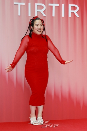 【フォト】ゆりやんレトリィバァ「迫力満点のポーズ」