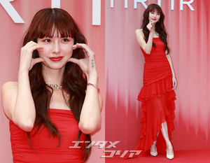 【フォト】鈴木えみ「肩があらわな赤のドレス」