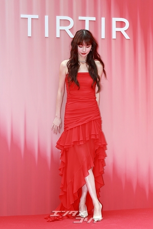 【フォト】鈴木えみ「肩があらわな赤のドレス」