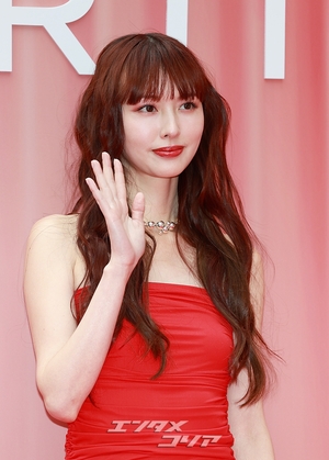 【フォト】鈴木えみ「肩があらわな赤のドレス」