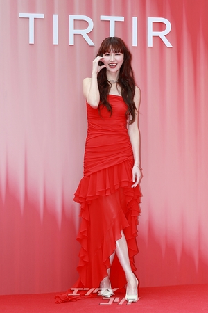 【フォト】鈴木えみ「肩があらわな赤のドレス」