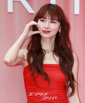 【フォト】鈴木えみ「肩があらわな赤のドレス」