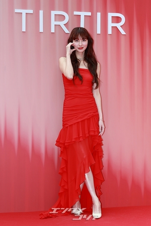 【フォト】鈴木えみ「肩があらわな赤のドレス」