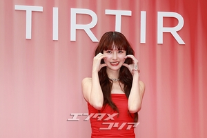 【フォト】鈴木えみ「肩があらわな赤のドレス」