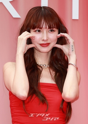 【フォト】鈴木えみ「肩があらわな赤のドレス」