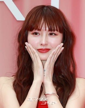 【フォト】鈴木えみ「肩があらわな赤のドレス」