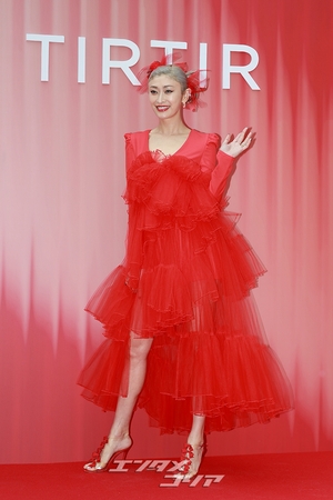 【フォト】山田優「真っ赤なドレスで華やかに」