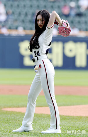 【フォト】始球式 をするKiiiKiiiのイソル　／ソウル